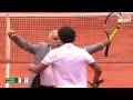 bahrami fait le show en costard cravate