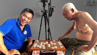 An elderly Chinese chess grandmaster clashes with the provincial Chinese chess champion