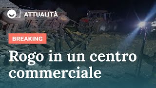 Il maxi incendio in un centro commerciale a Roma