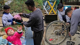 “Single Dad Azo Helps Little Mạnh Fix His Bike for School and Gives Him Eggs to Sell for a Living”