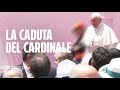 La caduta del cardinale Sepe durante la visita con Papa Francesco a Napoli