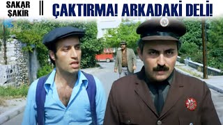 Sakar Şakir Türk Filmi | Çaktırma!! Arkadaki Deli!