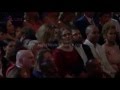 Lady Gaga sendo ovacionada antes de terminar seu tributo a David Bowie no Grammy Awards 2016