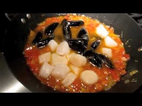 Spaghetti with Muscles and Scallops in Spicy Tomato Sauce Spaghetti with Muscles and Scallops in Spicy Tomato Sauce