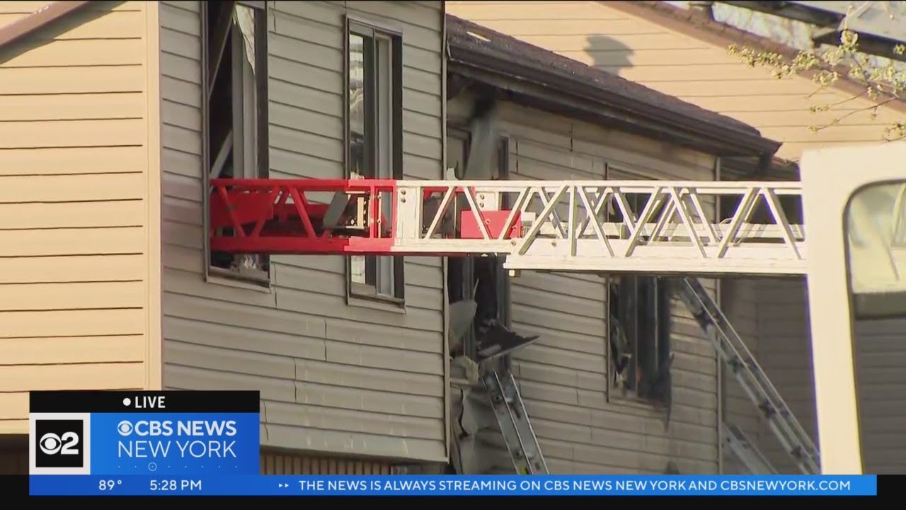 Fast-moving Fire Spreads Through Staten Island Townhouses - YouTube