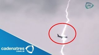 IMPRESIONANTE- Cae rayo en pleno vuelo de un avión  (VIDEO)