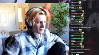 xQc doesnt realize someone bring him food from behind