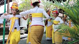 Rejang dewa diiringi Angklung