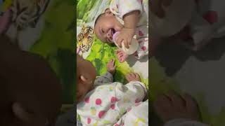Twins Baby Laughing - fighting over pacifier- bayi kembar lucu tertawa #zeeyazeefa #shorts #bayilucu