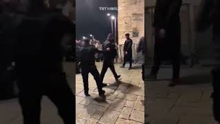 Israeli settlers assault Palestinian worshippers returning from al-Aqsa