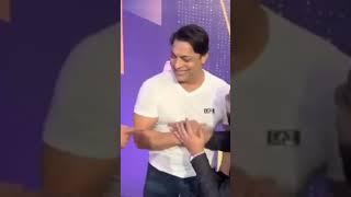 two crazy boy saying question Shoaib Akhtar how come to in YouTube#worldcricket #shoaibakhtar