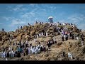 Di Arafah Jabal/Gunung Rahmah Banyak Jamaah Umroh Menulis-nulis Di Batu