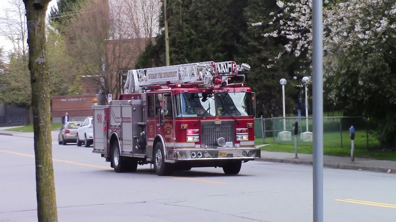 Burnaby Fire Engine 32 Responding - YouTube