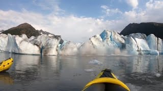 Spektakuläre Aufnahmen: Kanufahrer werden von Gletscherabbruch überrascht