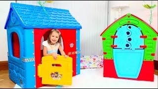 Katy and Max Pretendplay with playhouse