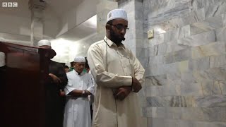 Indonesian Imam continues prayers during earthquake!