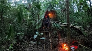 SOLO CAMPING . HUJAN DERAS DAN PETIR MEMBUAT SHELTER .TEMPAT NYAMAN DI HUTAN.