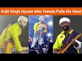 OMG! Arijit Singh Injured After Female Fan Pulls His Hand During Concert in Aurangabad