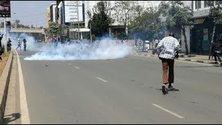 Police lob tear gas to disperse protestors at IEBC offices