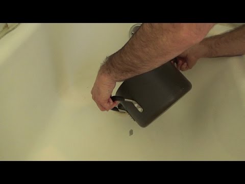 Unclog your drain with boiling water and vinegar Unclog your drain with boiling water and vinegar