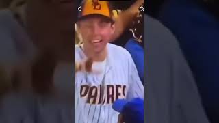 Padres player sees dodgers fan😂