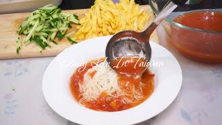 Tomato cold noodles / Salmon seaweed rice ball / Gherkin cold chicken / Summer morning picnic