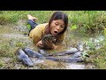 17-year-old single mother catches wild fish from puddles to sell to earn money to raise her children