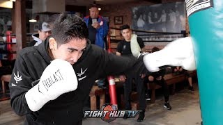 LEO SANTA CRUZ SHOWS YOU HOW A PROFESSIONAL HITS & WORKS THE HEAVY BAG DURING HIS BOXING WORKOUT