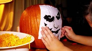 Halloween 'Joker' pumpkin carving (Time-Lapse)