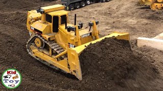 AWSOME RC BULLDOZERS HYDRAULIC FULLY METAL WORKING HARD! SUPER STRONG TRUCK AT CONSTRUCTION SITE