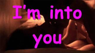 Jennifer Lopez Ft. Lil Wayne -- I'm Into You (lyrics)