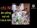 chị Ni bên bạn bè