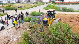 Great technical activity DH17C2 SHANTUI Bulldozer Clear Land Grass And Mud With Big Trucks Loading