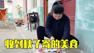 秋子寄来一大箱好吃的，青妹妹拿给家里人吃，90岁的奶奶吃东西就像孩子一样【青妹妹】