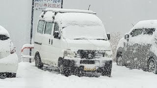 Staying in the car eating wakasagi caught on a day of heavy snowfall in the car