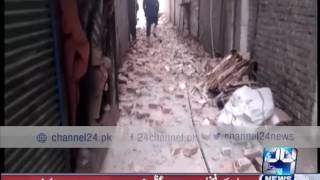 24 Breaking : Peshawar windstorm , 1 worker injured by wall falling