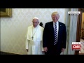 El papa francisco le da manotazo a donald trump