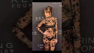 Dakota Johnson is not afraid of showing off her lace dress on the keeping carpet !