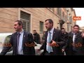 Salvini inseguito dai giornalisti: 