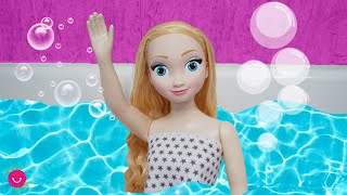 Elsa se prepara para ir a la escuela pero ¡no quiere bañarse!