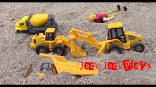 CAT Construction Toys | Digging in the Sand at the Beach! | JackJackPlays