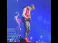 Justin Bieber pulls off pants on stage