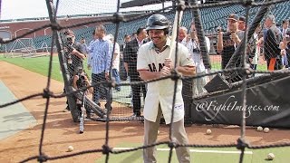 Manny Pacquiao and Chris Algieri take BATTING PRACTICE with the San Francisco Giants!