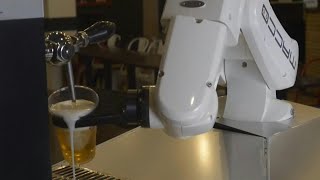 Déconfinement: en Espagne, risque de contamination zéro... avec le barman robot! | AFP