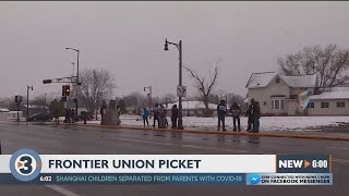 Local 4671 holds informational picket against Frontier Communications