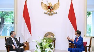 Indonesian President Joko Widodo meets with Chinese FM Wang Yi