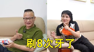 老妈的减肥小妙招刷牙，想吃东西就提醒自己已经刷过牙了，老爸直呼已经刷过八次牙了【爱笑的罐头】