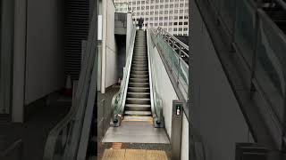 老舗高層ビルへ向かう外エスカレーター _outside escalator in front of Kasumigaseki building Tokyo Japan