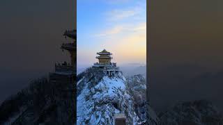 The snow on Laojun Mountain is the romance of winter. The sunrise slowly rises. The golden sun s