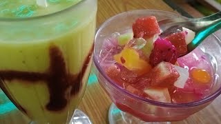 segarnya minum es buah di siang hari